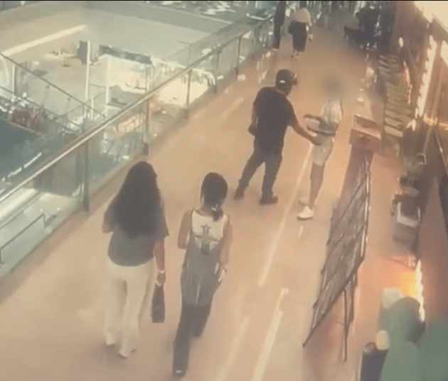 皇冠信用網代理注册
_襄阳女店员迎客时疑被路过男子伸手性骚扰皇冠信用網代理注册
，店长冲出第一时间制服，当地：男子已被行拘
